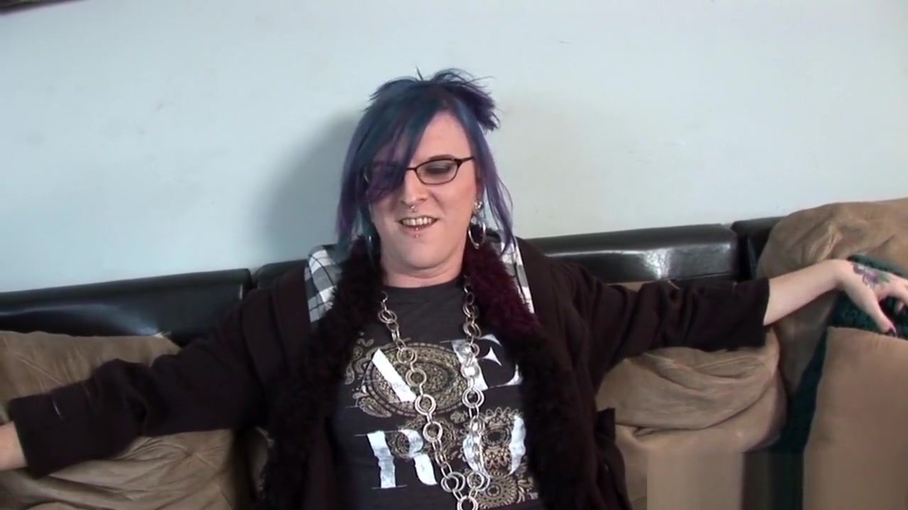 Alt casting tranny playing with her asshole