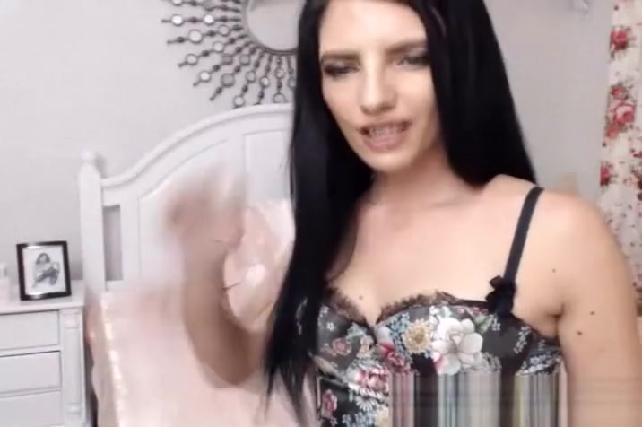 Gorgeous Shemale Jerking in front of Cam