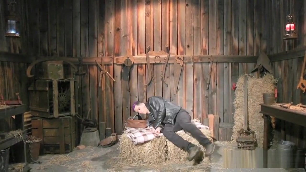 Tranny anal fucks guy in barn