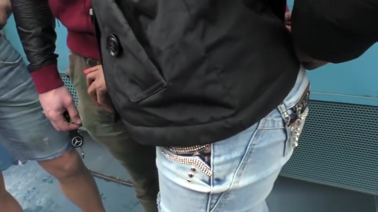 Tanlined tranny cockriding in threeway