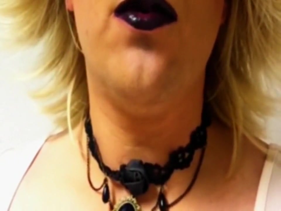 Crossdress TsBineklose, smokes and plays a bit with his Dildo