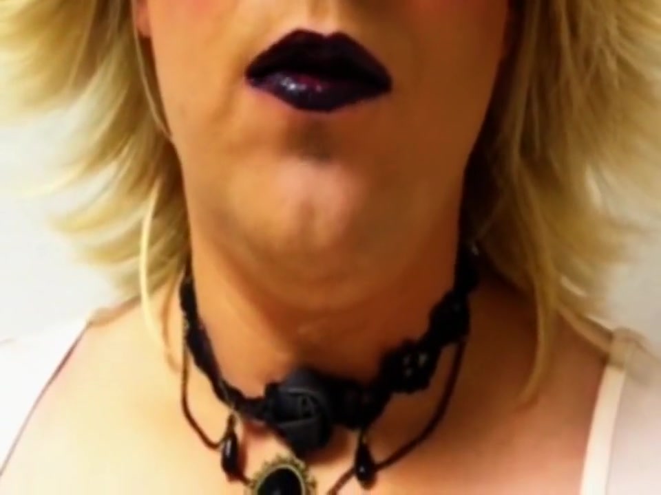 Crossdress TsBineklose, smokes and plays a bit with his Dildo