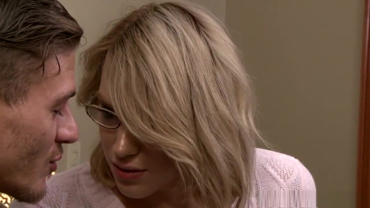 Trans babe gets sucked