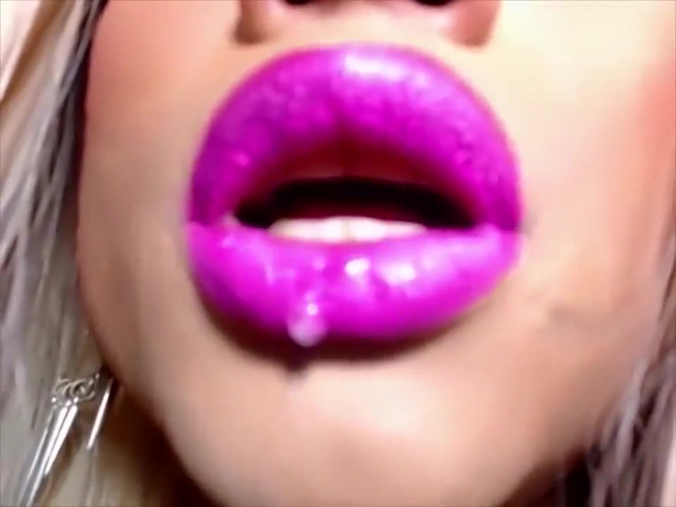 Blonde tranny strokes her magnum dong