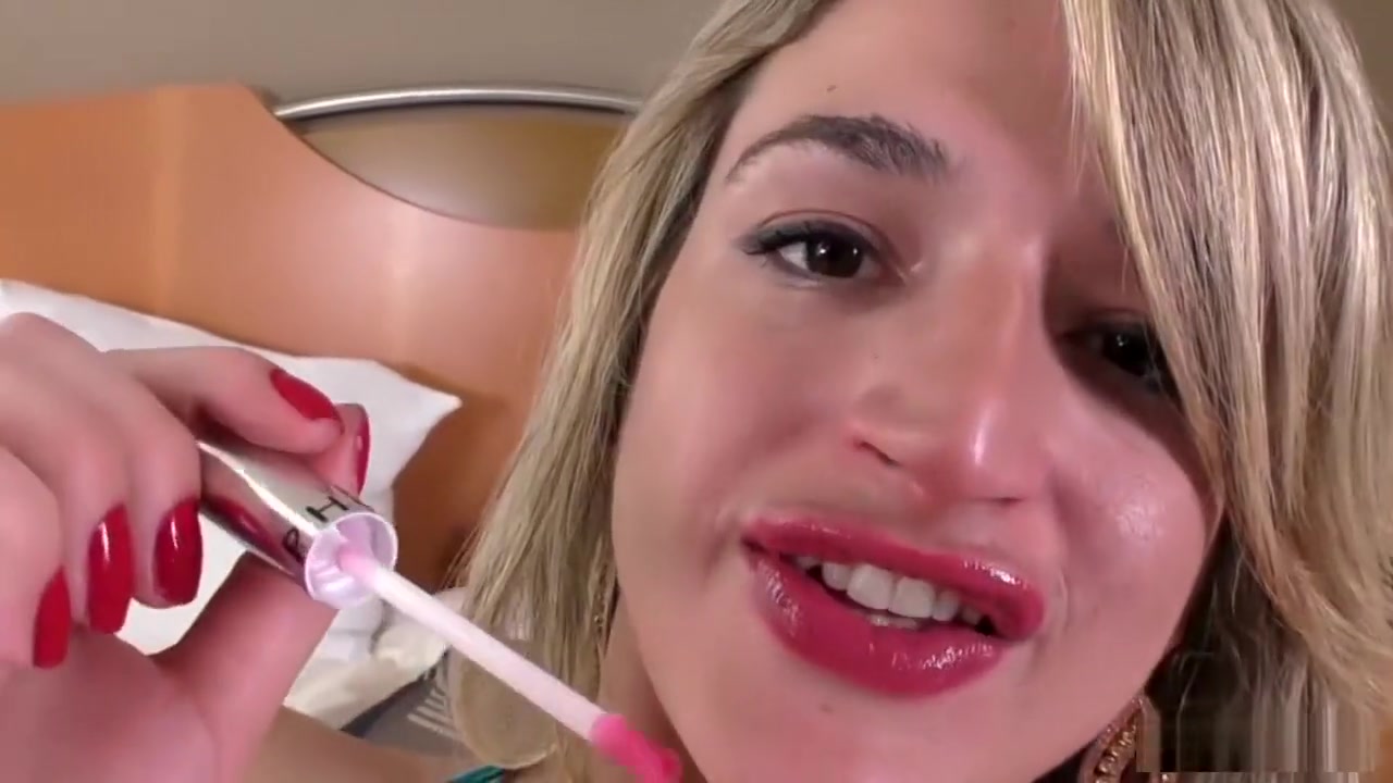 Ultra femme transgirl Nanda Molinari toys ass and jerks off