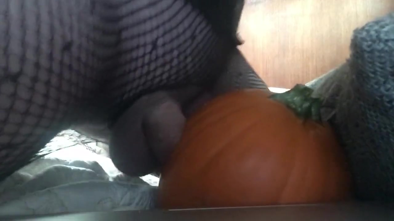 Sissy fucks a pumpkin - Happy Halloweenie!