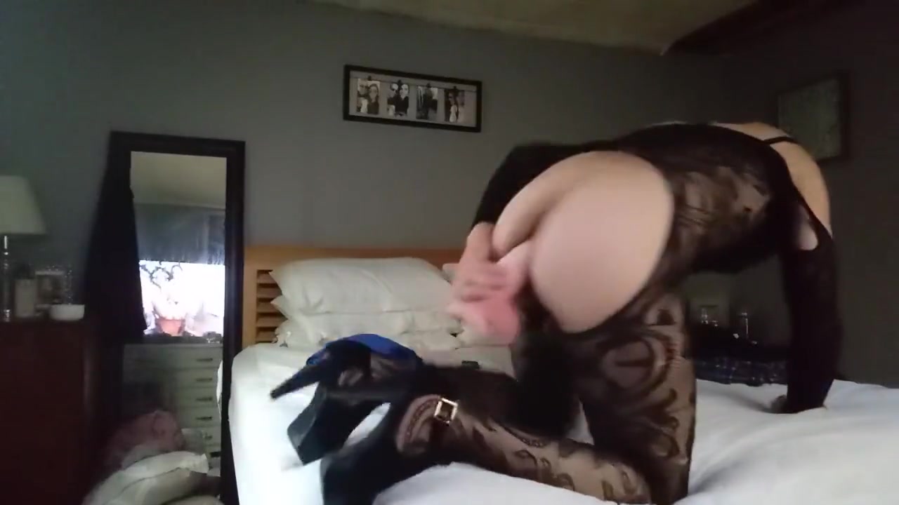 Shemale big dildo solo