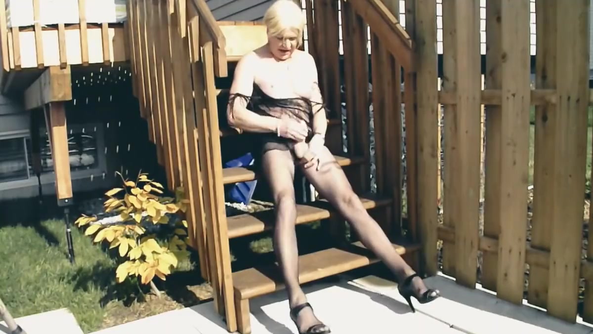 Transgenre se masturbe dans l'escalier