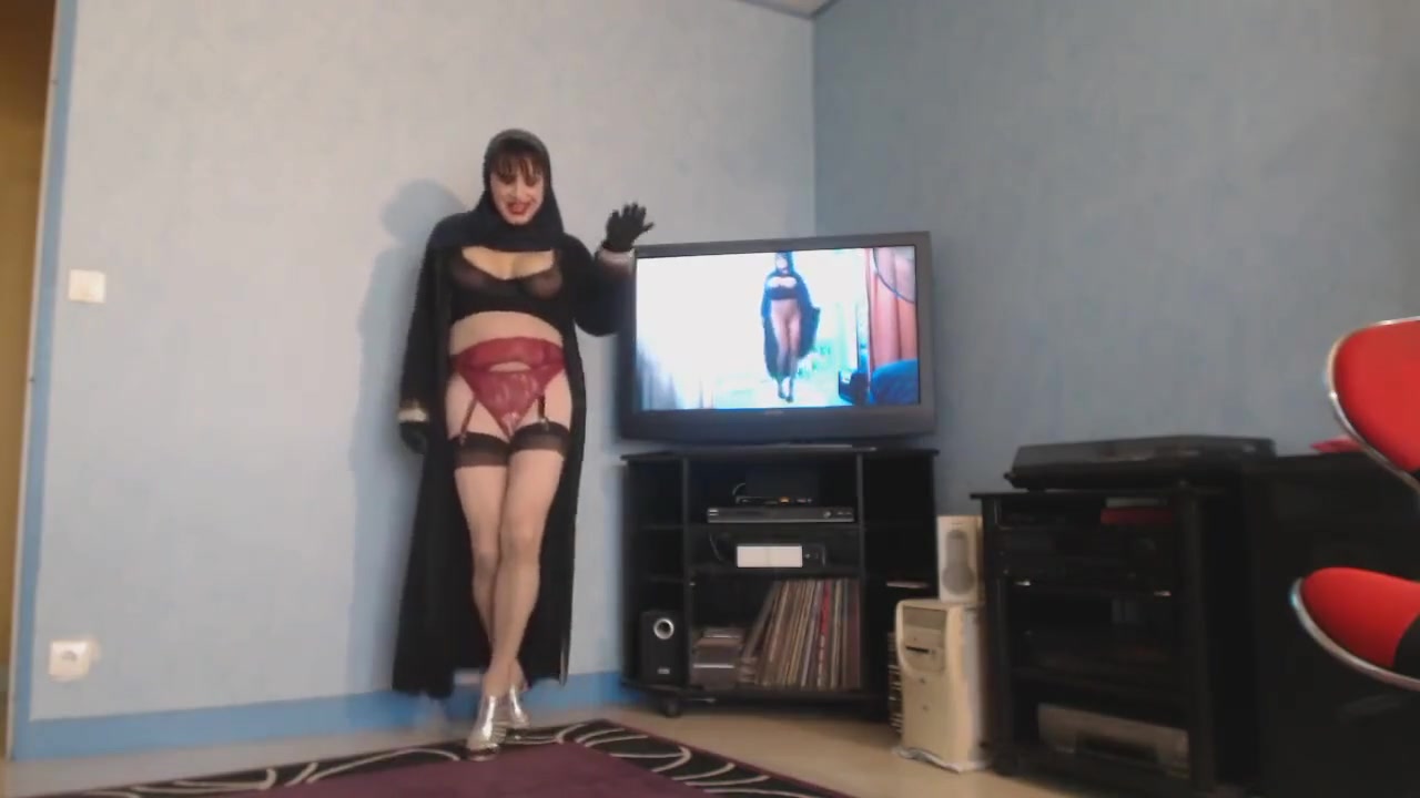 musulmane danse en hijab et porte jarretelle