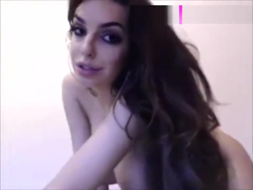 Pretty tranny has fun on webcam