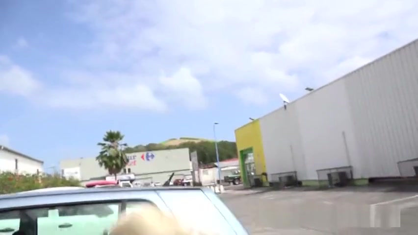 amazing blond TS Outdoor Solo