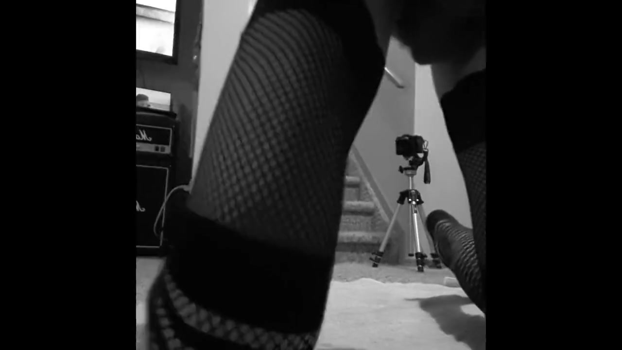 Sexy Crossdresser Knows How to Have Fun