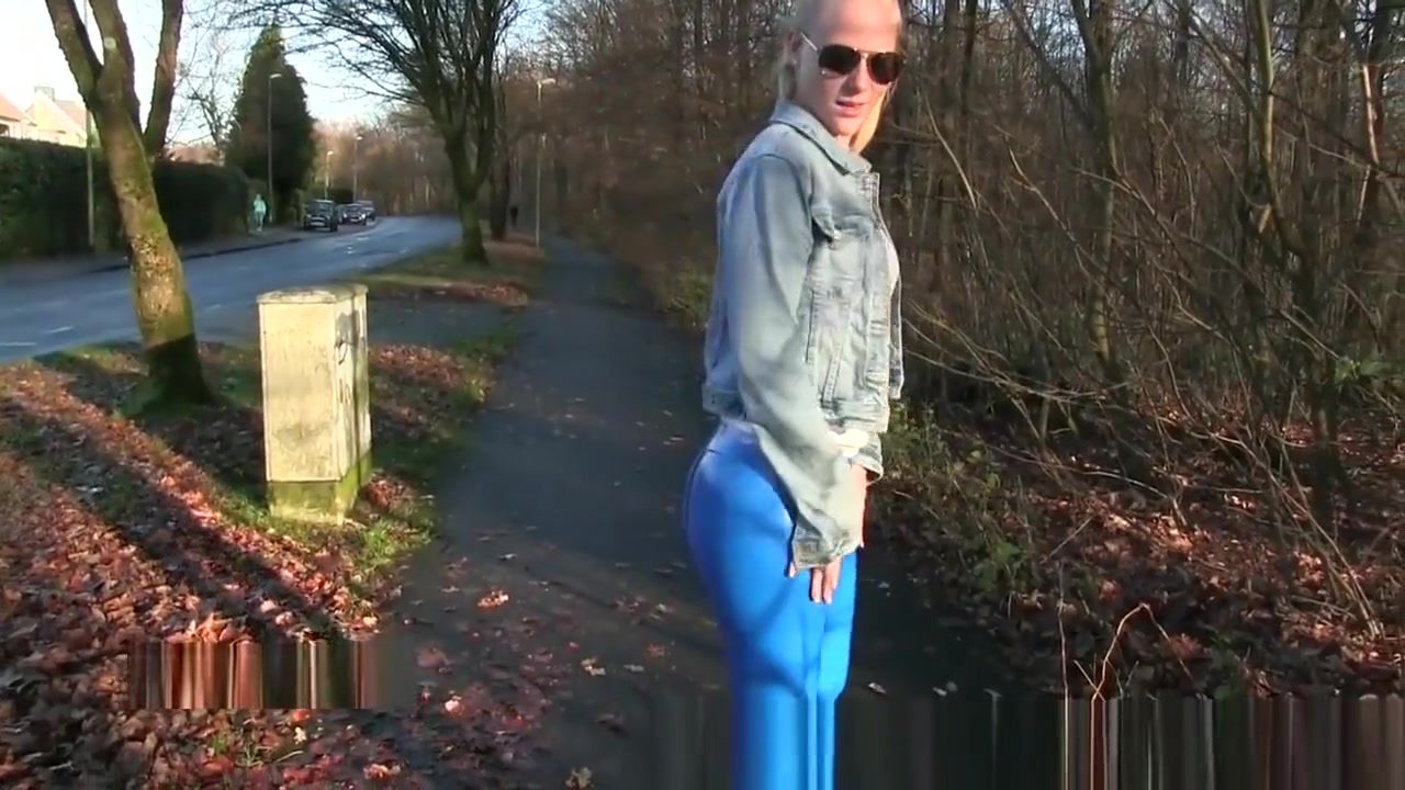 MY HOT YOUNG GIRLFRIEND IN LATEX LEGGINGS WALKING IN PUBLIC