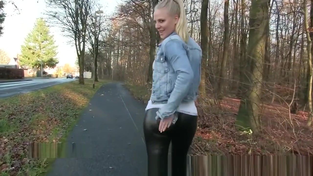 MY HOT YOUNG GIRLFRIEND IN LATEX LEGGINGS WALKING IN PUBLIC