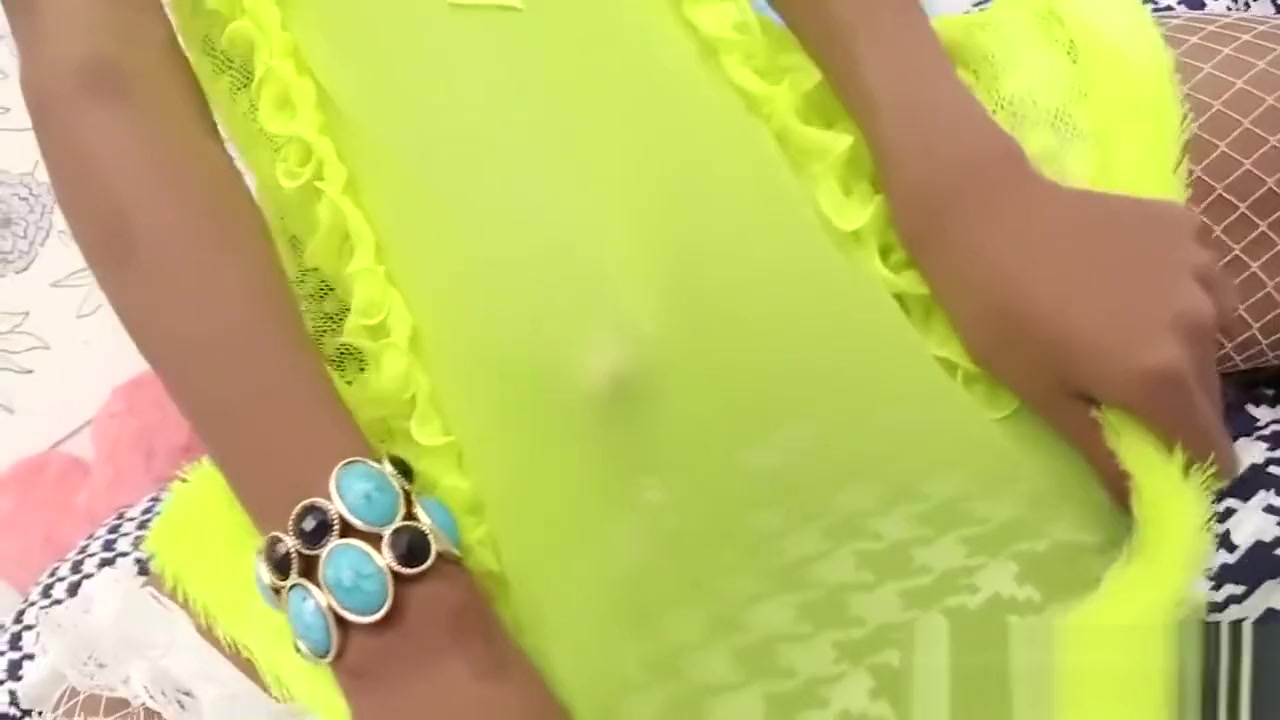 KLEINE LADYBOY MET STRAK GAATJE ANAAL