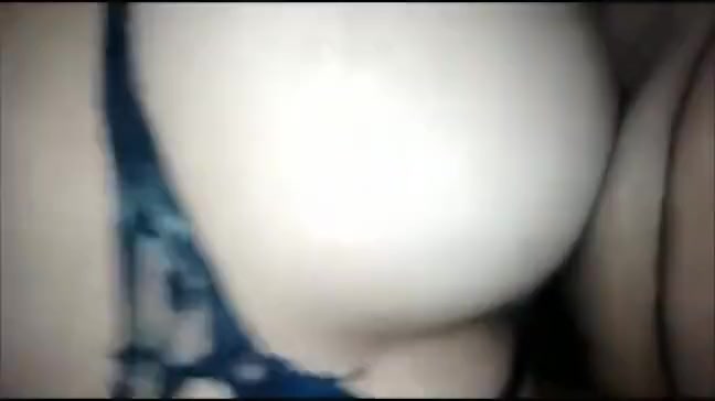Puta rabuda dando o cu sem capa pra dois machos