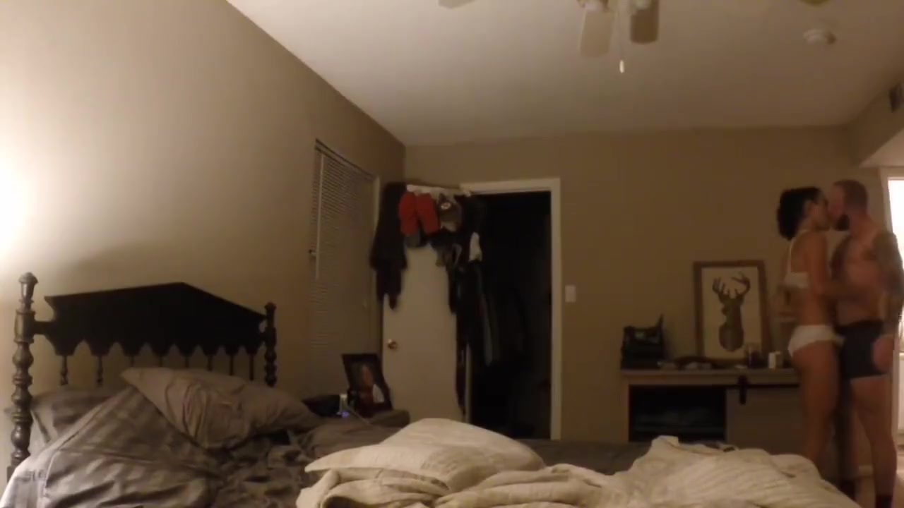 : Str8 stud gets blow job from tranny. Dry humps till tranny nuts