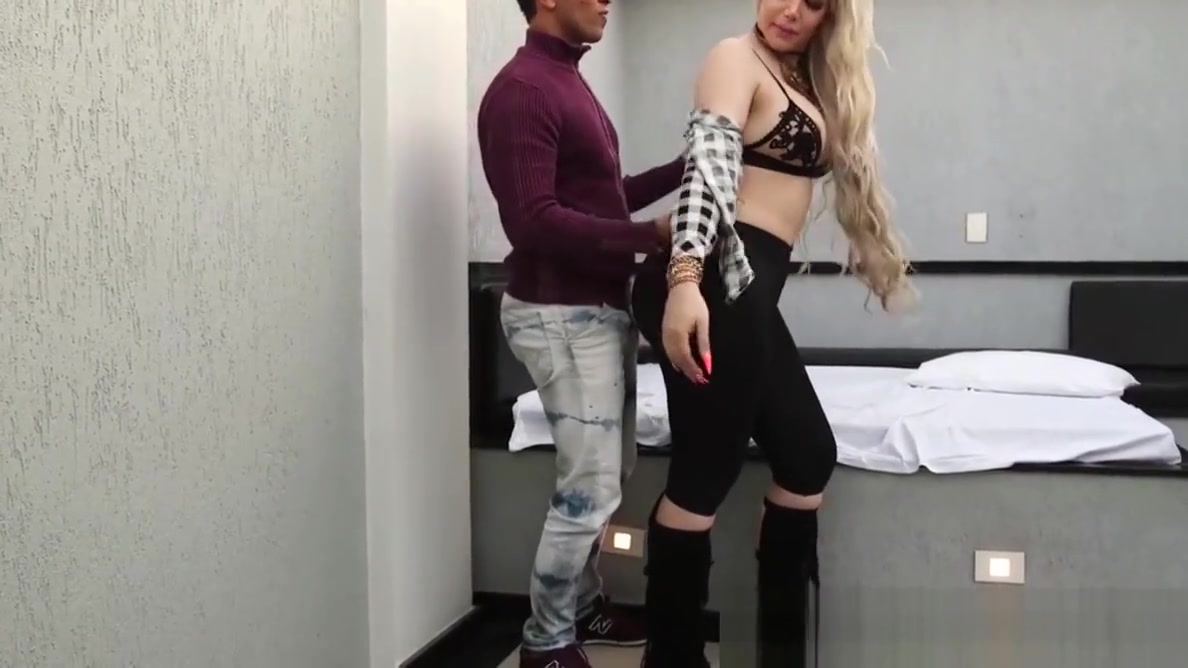 Pretty tranny presents her giant booty and receives dicking