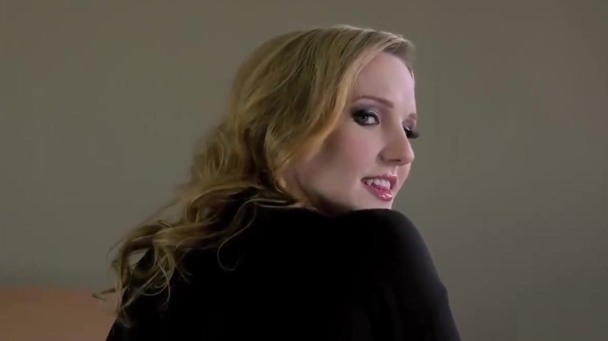 Busty shemale Kayleigh Coxx wants huge cock inside her anus