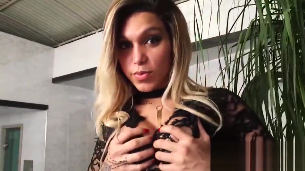 Sex shemale gives an awesome blowjob and handjob in POV