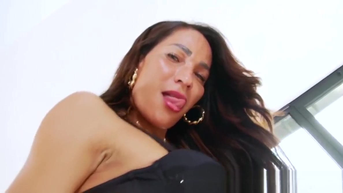 Hung TS Lorrane Capistrano wanks off charmingly