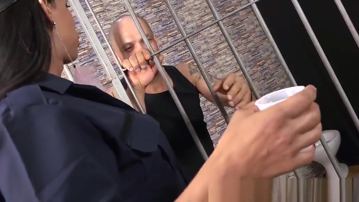 Travesti comendo seu prisioneiro