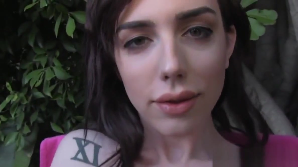 Young trans beauty spreads ass before jerking