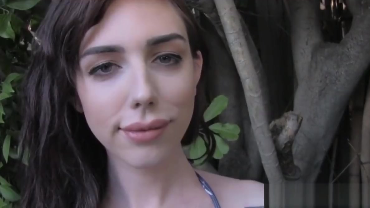 Young trans beauty spreads ass before jerking