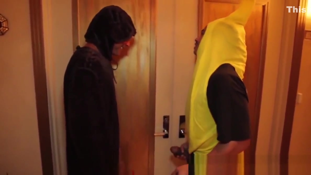 Tranny bimbo treats the trick or treaters with her ass