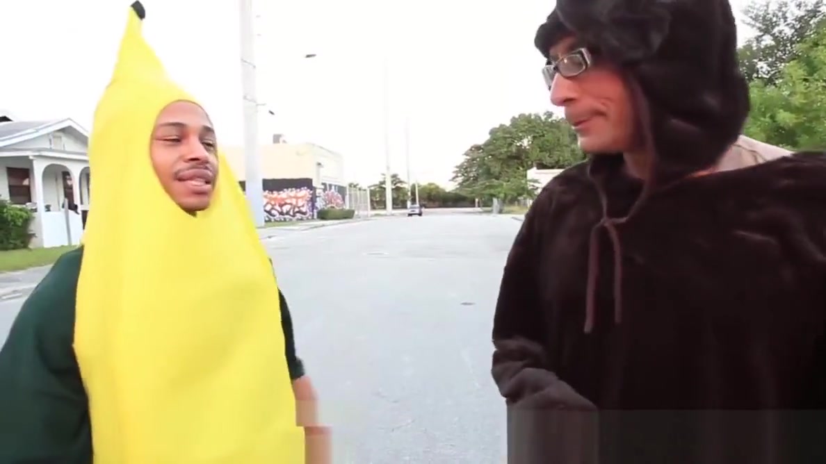 Tranny bimbo treats the trick or treaters with her ass