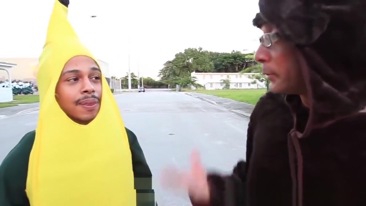 Tranny bimbo treats the trick or treaters with her ass