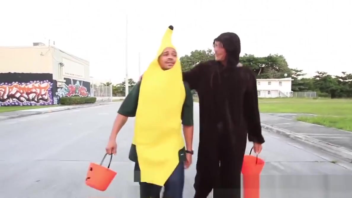 Tranny bimbo treats the trick or treaters with her ass