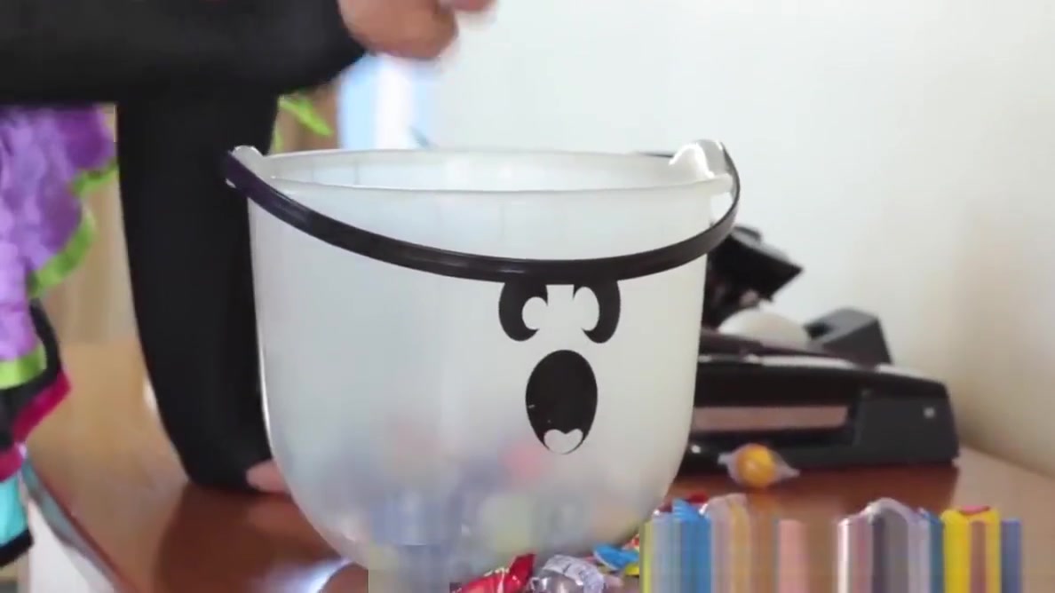 Tranny bimbo treats the trick or treaters with her ass