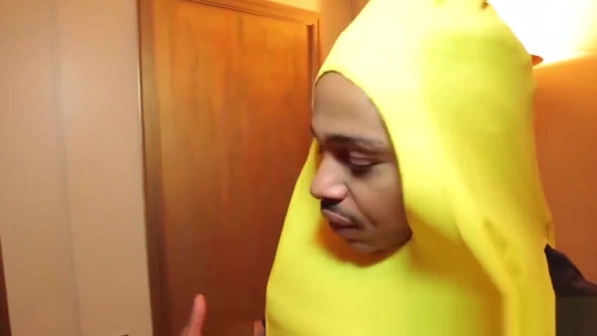 Tranny bimbo treats the trick or treaters with her ass