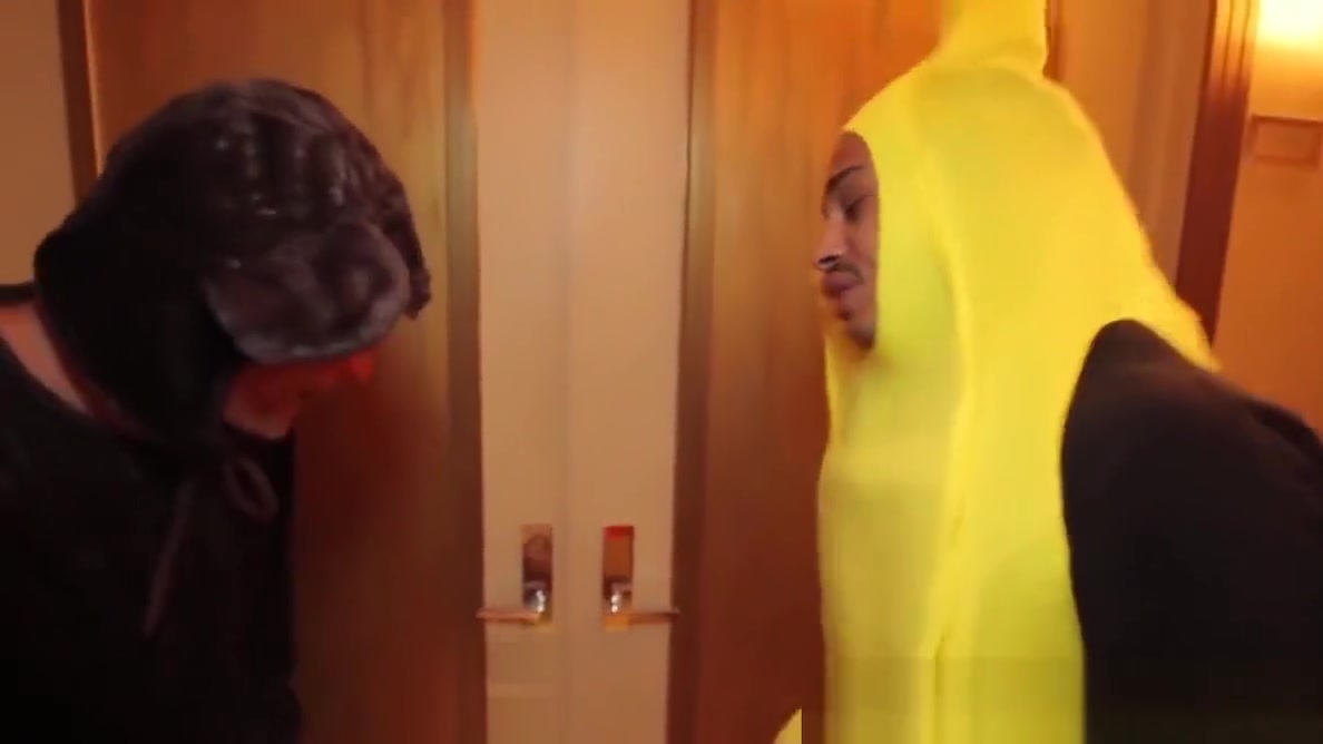 Tranny bimbo treats the trick or treaters with her ass