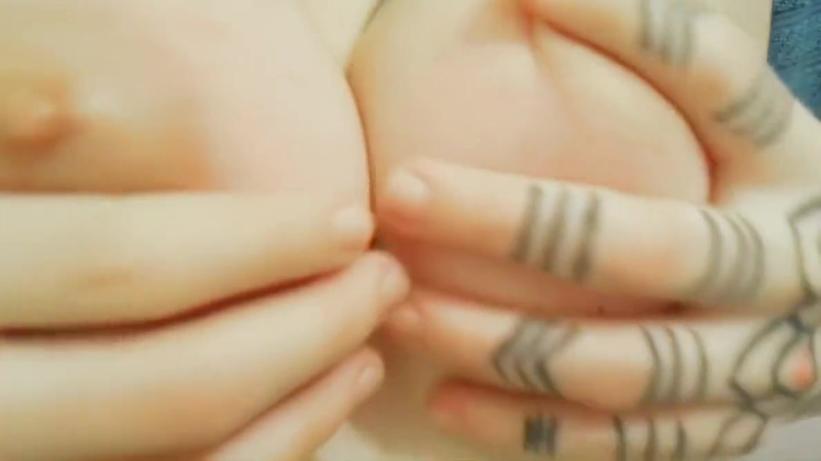 Annabelle Lane Spreads Asshole Gape