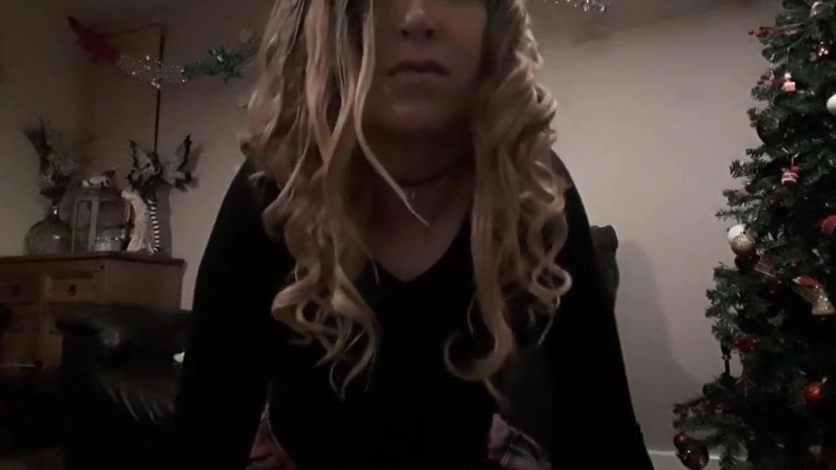 Crossdresser Xmas wank pt1