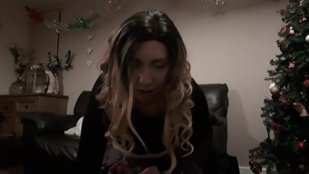Crossdresser Xmas wank pt1