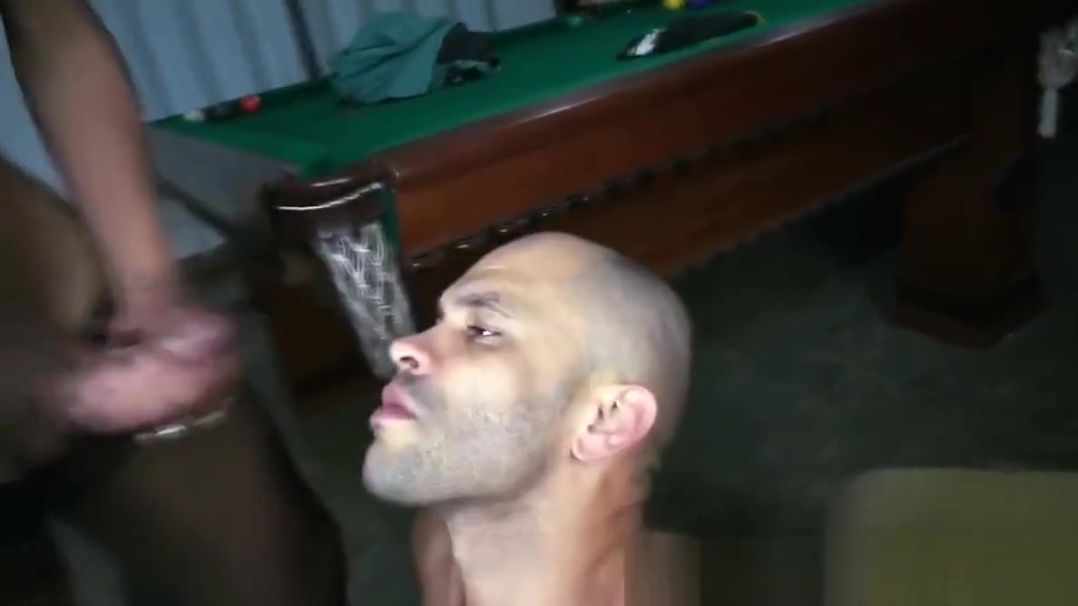 Jogando sinuca com a travesti