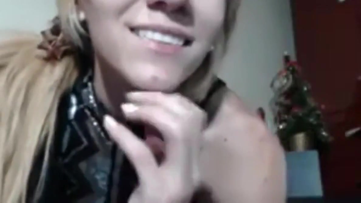 Webcam tbabe takes cumshot on her ass and balls
