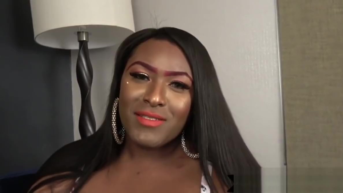 Hugeass ebony ts jerking her hard dick
