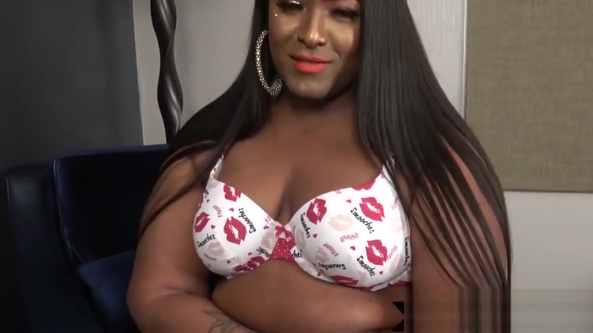 Hugeass ebony ts jerking her hard dick