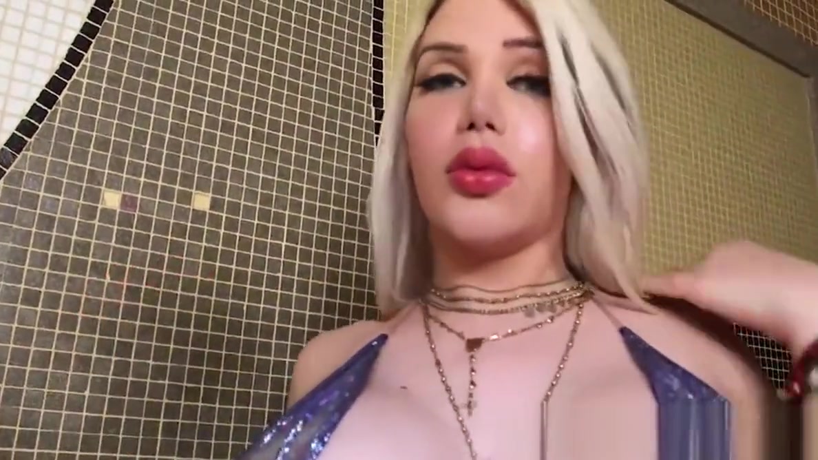 Bootylicious shemale bouncing on BBC after sucking it