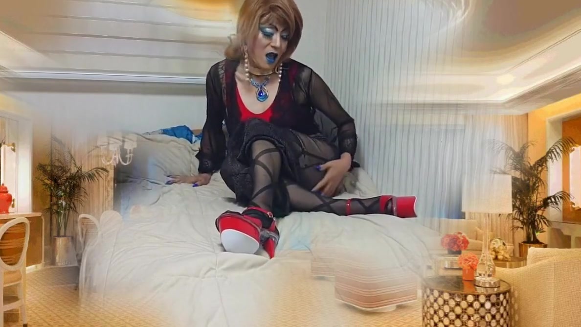 sissy girl niclo masturbation in hotel (3)