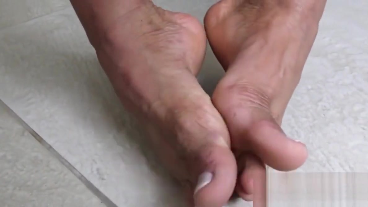 Stunning TS with nice body shows her feet and teases solo