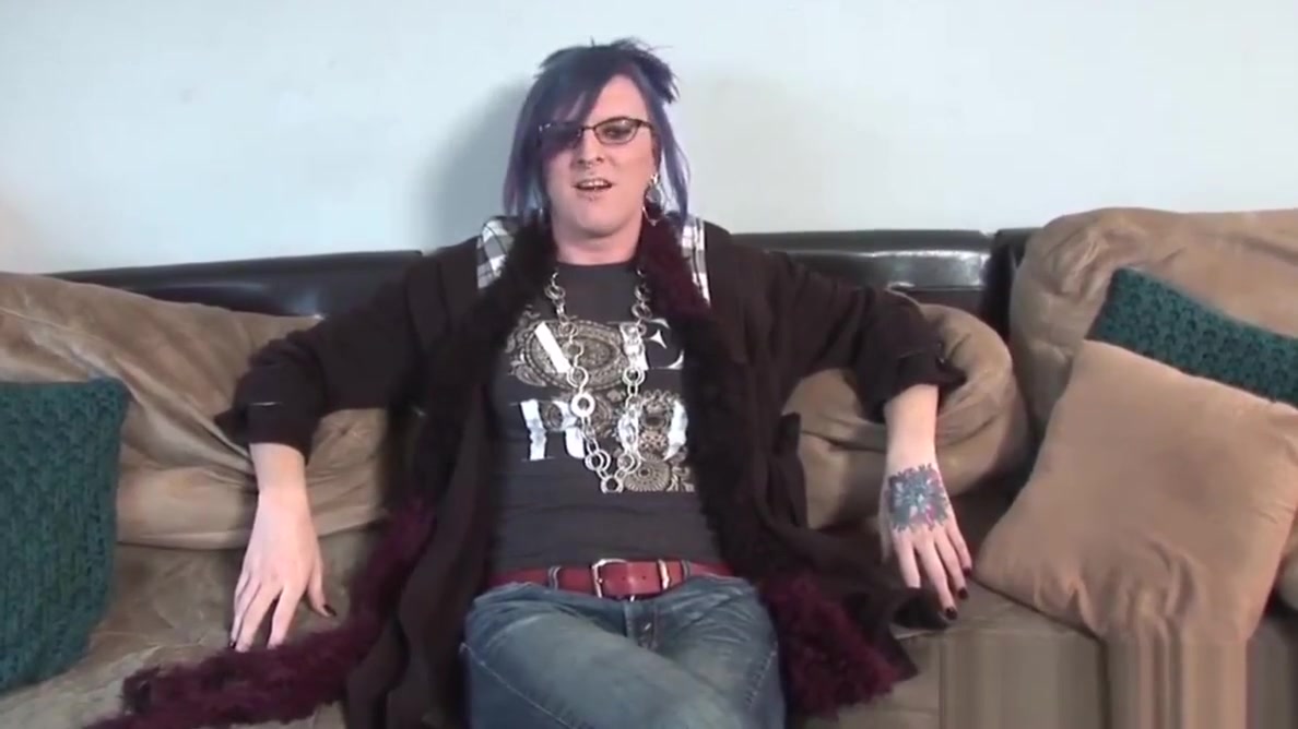 Alt casting tranny playing with her asshole