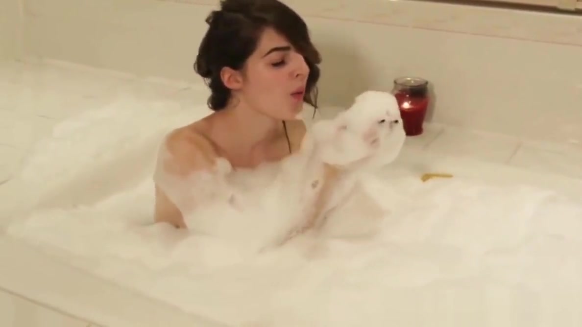 Solo transbabe washes body and pisses in bath