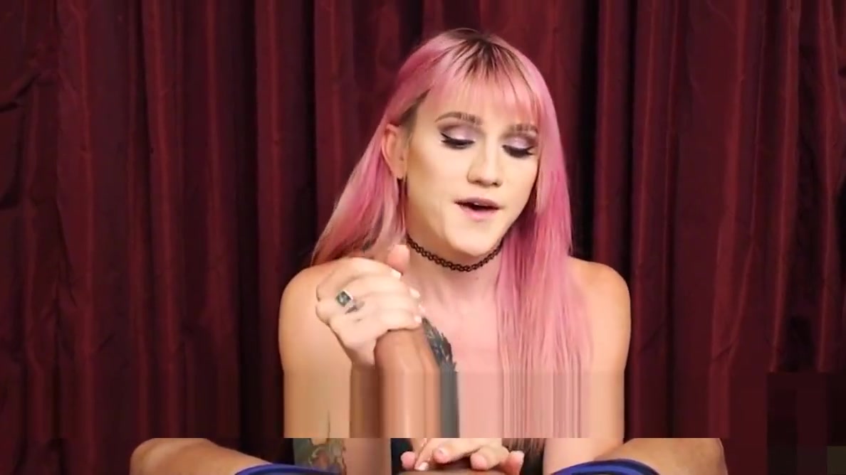 Shemale Gives Perfect HANDJOB