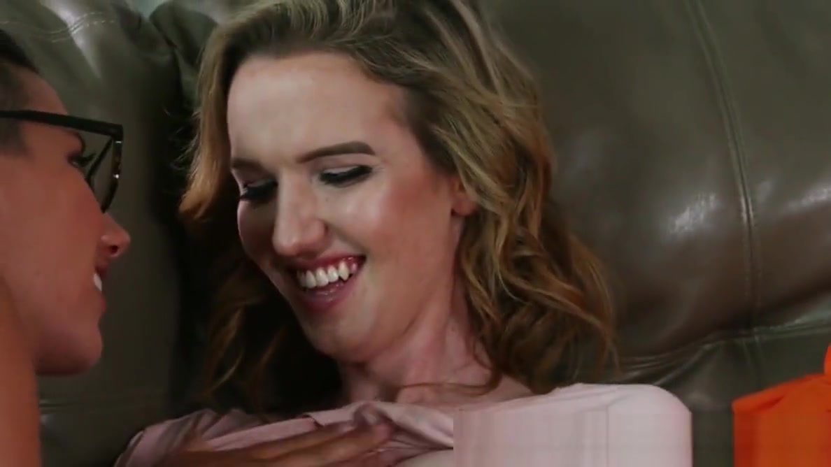 Classy tranny banging and licking spicy babes pussy