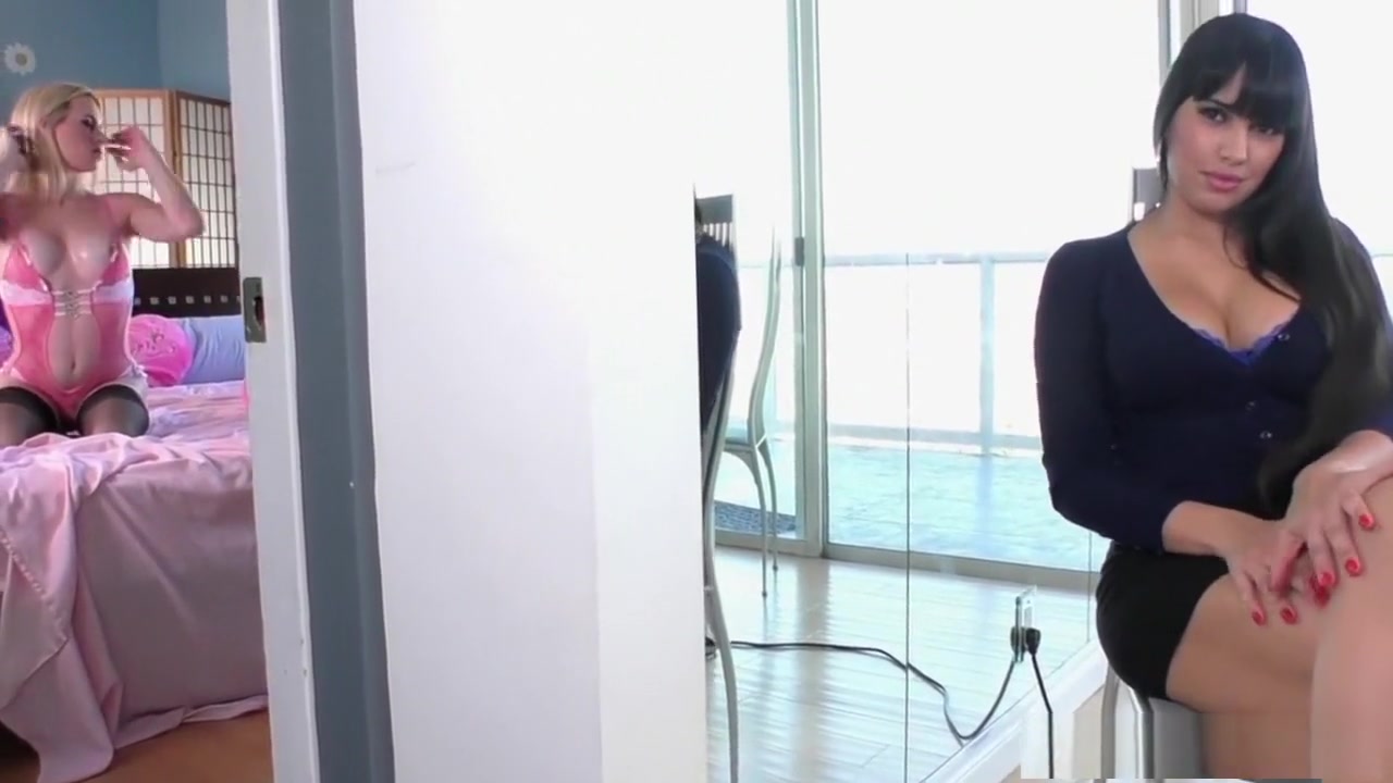 TS Nikki Vicious gets her ass dildoed by Mercedes Carrera